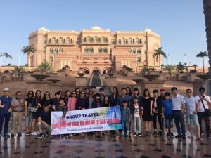 đoàn khách chụp ảnh kỉ niệm trong chuyến đi