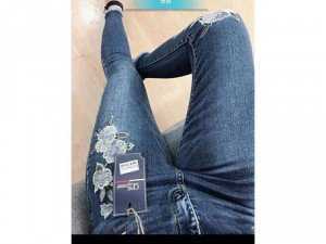 Quần jeans thêu nữ.