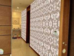 Vải dán tường sợi thủy tinh làm điểm nhấn cho mỗi bức tường thêm lung linh và đặc sắc.