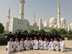Khách chụp ảnh kỉ niệm với trang phục truyền thống ở Dubai