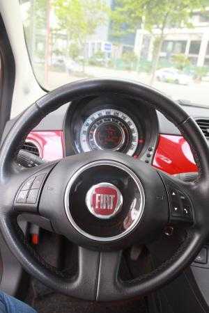FIAT 500 màu đỏ, số tự động, máy xăng sản xuất 2009 đăng ký 2011.