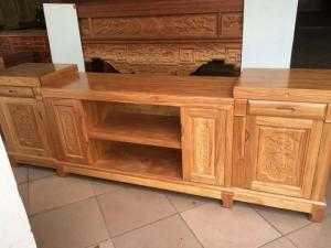 Kệ tivi lõm giữa gỗ đinh hương