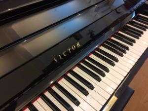 Đàn piano cơ Victor V32 giá rẻ