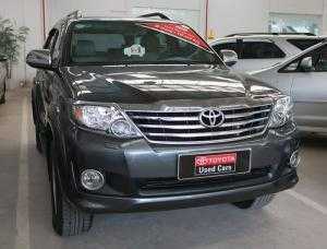 Bán xe Toyota Fortuner V 2013, màu xám, giá thương lượng, có hỗ trợ trả góp