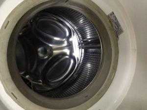 Lồng giặt bằng inox-hợp kim thép không gỉ giúp máy bền bỉ và giặt sạch quần áo hơn