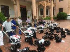 Người dân tiếp cận với máy làm đất Trâu Vàng