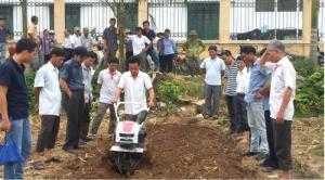Người dân chạy thử máy làm đất