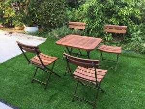 Bàn ghế gỗ mầu mới cần bán gấp tại nơi sản xuất
