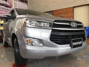 Bán xe Toyota Innova 2018 số sàn, xe giao ngay