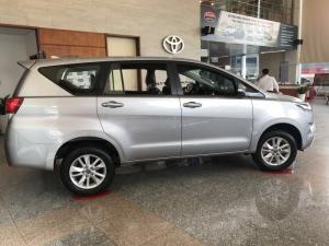 Bán xe Toyota Innova 2018 số sàn, xe giao ngay
