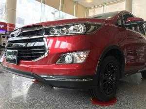 Bán xe Toyota Innova Venturer số tự động màu đỏ, xe giao ngay, ưu đãi giảm tiền mặt, tặng phụ kiện