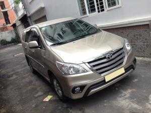 Cần bán xe Toyota Innova 2014 số tự động màu vàng cát