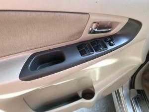 Bán Toyota INNOVA 2.0E màu vàng cát số sàn sản xuất cuối 2014 biển Sài Gòn mẫu mới