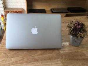 Macbook air 11inch - 2011