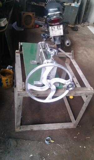 Máy cán khô mực quay tay