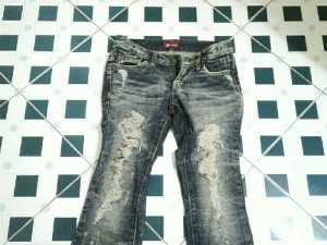 Túi xách hình mặt cú và quần jeans