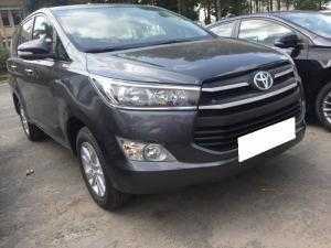 Cần bán xe Toyota Innova E số sàn 2017 màu đen cực vip