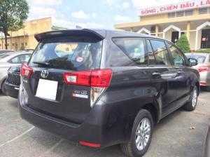 Cần bán xe Toyota Innova E số sàn 2017 màu đen cực vip