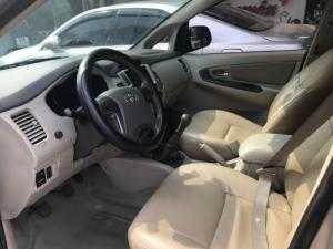 Bán Toyota INNOVA 2.0E màu vàng cát số sàn sản xuất 2015 mới 90%