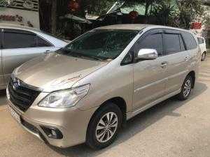 Bán Toyota INNOVA 2.0E màu vàng cát số sàn sản xuất 2015 mới 90%
