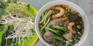 Rau dùng trong món Bánh canh cua đồng Bột Gạo 284 Bùi Đình Túy đều được ngâm muối kĩ lưỡng