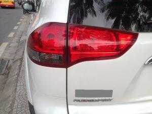 Bán xe Mitsubishi Pajero Sport đời 2017 số sàn chạy dầu màu trắng rất trẻ trung.