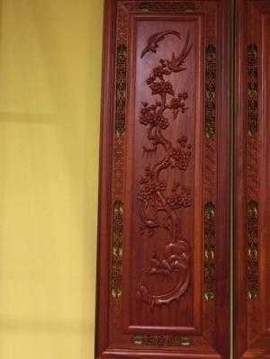 Tranh tứ quý chạm trên nền gỗ hương giá trọn bộ là 7.500.000 vnd