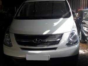 Cần bán Hyundai Starex 2013 màu trắng máy xăng số sàn xe zin đẹp.