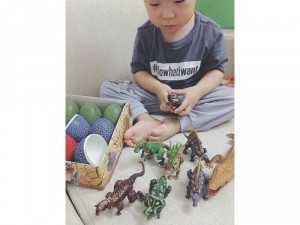 Đồ chơi trứng khủng long