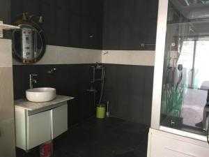 Phòng cao cấp dạng Căn hộ dịch vụ mới xây 100% Quận 7 gần ngay Nguyễn Thị Thập, giờ giấc tự do, bếp nấu ăn, có thể ở ghép