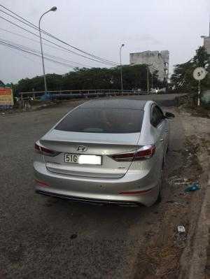 Bán Hyundai Elantra 2.0AT 2016 đăng ký 05/2017, màu bạc, biển TP, xe luớt, đúng chất, giá TL, hổ trợ góp
