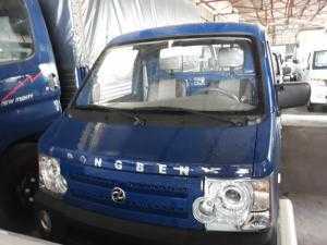 Xe tải Dongben 870kg thùng lửng có kiểu dáng xe đẹp, mang đậm dấu ấn phong cách xe sang LAND ROVER. Đầu xe hơi nhô về phía trước nâng cao tính năng an toàn cho người ngồi bên trong ca bin khi xe có sự cố va đập. Nước sơn xe được sản xuất bằng công nghệ sơn tĩnh điện hiện đại nên rất bóng, bền, đẹp.