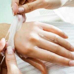 Làm mềm mịn da khô, da nứt nẻ, da thô ráp