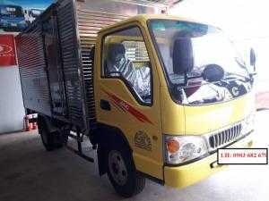 Xe tải Jac 2.4 tấn thiết kế theo kiểu đầu tròn, không gian buồng lái rộng rãi, thoáng mát, tầm nhìn dễ dàng không bị ức chế. Ghế ngồi êm ái, loại nệm cao cấp. Sự hiện đại và tiện nghi trong nội thất mang đến cho người ngồi trong xe sự thoải mái và lái xe tập trung nhất.