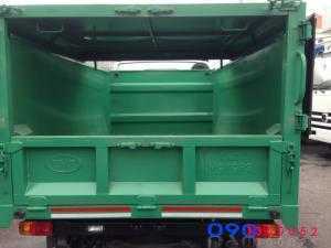 Xe tải ben Chở Rác Tata 3.4 khối được thiết kế dựa trên nền xe tải thùng Tata Super 1.13 tấn. Xe tải có thùng chở rác Tata có thiết kế nhỏ gọn giúp khả năng di chuyển linh hoạt và cơ động hơn. Thùng chứa của xe thu gom rác mini được thiết kế dạng vuông gọn gàng, kết cấu hoàn toàn từ loại thép SS400 dạng tấm lớn, chống va đập và ăn mòn tối đa, được sản xuất riêng cho đặc thù công việc chở rác.