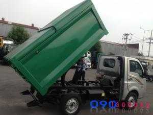 Xe chở rác mini vào ngõ xóm được thiết kế trên nền xe cơ sở Tata Super Ace 1.13 tấn, có cửa trượt ở phía trên để nạp rác, cửa sau 3 cánh giúp đổ, xả rác nhanh chóng, thuận lợi.