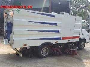 Xe quét hút rác isuzu 5 khối có cơ cầu 2 chổi đẩy rác vào giữa và dùng áp lực hút rác vào thùng rác. Xe quét đường hút bụi có nhiều công dụng khác nhau như quét đường, hút bụi (sử dụng trong khu đô thị cao cấp), xe quét hút bụi đường được sự dụng phổ biến ở các khu đô thị.