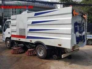 Xe quét rác hút bụi isuzu 5 khối nhập khẩu: là xe chuyên dùng quét rác được đóng trên nền xe tải isuzu. Xe quét rác hút bụi 5 khối isuzu được đóng với tổng dung tích chứa rác là 5m3 trong đó diện tích thùng chứa rác là 3.6m3, diện tích thùng chứa nước là 1.4m3