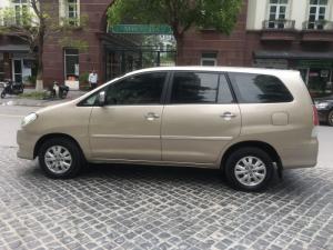 Nhà tôi bán xe TOYOTA INNOVA G xịn, màu ghi vàng, sx cuối năm 2010, chính chủ từ đầu