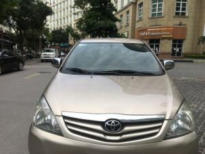 Nhà tôi bán xe TOYOTA INNOVA G xịn, màu ghi vàng, sx cuối năm 2010, chính chủ từ đầu