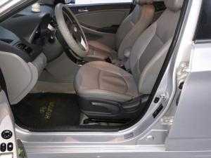 Bán Hyundai Accent Blue 1.4AT màu bạc số tự động nhập Hàn Quốc 2013 xe đẹp đi ít