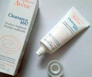 Avène Cleanance Mat Mattifying Emulsion sở hữu công thức đặc biệt được chiết xuất từ hạt Bí Ngô (Cucurbita), giúp điều hòa tuyến bã nhờn, kết hợp với hệ vi nang hấp thu chất bã nhờn độc đáo và ngăn ngừa mụn hiệu quả, trả lại cho da vẻ đẹp mịn màng vốn có.
Hiệu quả nổi bật:
Có chiết xuất đậm đặc từ hạt Bí Ngô (Cucurbita), giúp điều hòa tuyến bã nhờn, kết hợp với hệ vi nang hấp thu chất bã nhờn độc đáo và ngăn ngừa mụn hiệu quả.
Đặc biệt, với hàm lượng nước khoáng Avène lên đến 70%, mọi kích ứng trên da đều được làm dịu tức thì, bạn sẽ cảm thấy làn da luôn nhẹ nhõm và rất dễ chịu.
Bạn còn có thể sử dụng nhũ tương chống bóng nhờn - Cleanance Anti Shine Regulating Lotion như kem lót khi trang điểm, vừa có tác dụng dưỡng ẩm, vừa cho lớp lót mỏng nhẹ, tự nhiên.
Hương thơm nhẹ nhàng, thấm vào da nhanh chóng. Không làm bí da, gây tắc nghẽn lỗ chân lông hay nặng mặt, cho da thông thoáng dễ chịu cả ngày.
Công thức được thiết kế với một lượng tối thiểu các thành phần được tuyển lựa nhờ sự dịu nhẹ của chúng.
Được khuyên dùng cho làn da quá nhạy cảm dễ bị kích ứng.
Mách nhỏ:
Sau khi làm sạch da, bạn có thể dùng kem một mình hoặc trước các bước dưỡng.
Nếu là da dầu, bạn có thể thoa lên toàn bộ gương mặt còn đối với da hỗn hợp, dầu nhiều ở vùng chữ T bạn chỉ cần thoa lên vùng có dầu nhiều như trán, mũi, cằm.
Có thể kết hợp thoa sau khi dùng Toner Giảm Bóng Nhờn Cho Da Nhờn Mụn Cleanance Mat Mattifying Toner 200ml - Avène để tăng hiệu quả giảm bóng nhờn
Hướng dẫn sử dụng