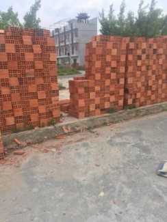 Hiện tai nhà bên cạnh đang xây dựng