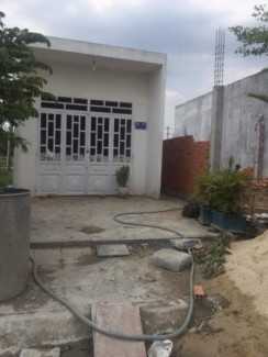 Căn nhà nhìn từ phía ngoài