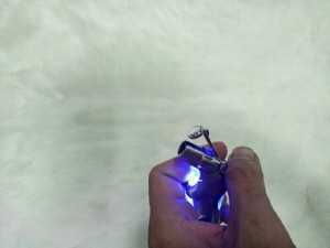 Bật lửa hình cô gái