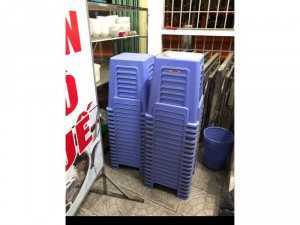 30 cai Bán Ghế Nhựa, 6 cai Bàn inox, tủ gương