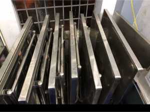 30 cai Bán Ghế Nhựa, 6 cai Bàn inox, tủ gương
