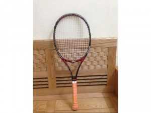 Vợt Wilson còn khá mới, trọng lượng 280 g, giá 650k.