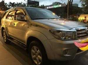 Nhà cần bán Fortuner 2010, số tự động, màu bạc, đẹp len ken.