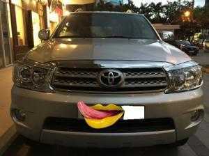 Nhà cần bán Fortuner 2010, số tự động, màu bạc, đẹp len ken.